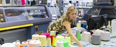 TextielMuseum laat visie zien op toekomst - foto van Carole Baijings die aan het werk is in het TextielLab