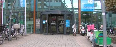 Onder de locaties van de gemeente waar je een mondkapje moet gaan dragen vallen: De stadswinkels, de balie Werk en Inkomen, de balie van Team Schuldhulpverlening en de openbare ruimtes in de sporthallen en zwembaden.