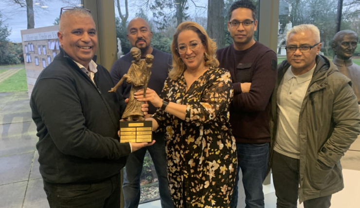 Maluku Tilburg heeft het Gouwe Peerke 2019 gewonnen - Patrick Haurissa (voorzitter Maluku Tilburg) ontvangt het Gouwe Peerke 2019 uit handen van Aziza Aboulkacem (voorzitter Gouwe Peerke)