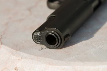 De politie kreeg dinsdag een melding dat een man door omstanders in bedwang werd gehouden die een van hen had bedreigd met een vuurwapen. Het wapen lag inmiddels op de grond.