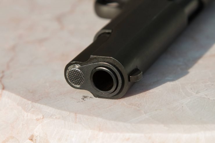 De politie kreeg dinsdag een melding dat een man door omstanders in bedwang werd gehouden die een van hen had bedreigd met een vuurwapen. Het wapen lag inmiddels op de grond.