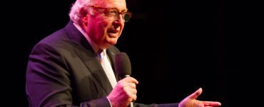 Icoon van de sportjournalistiek Mart Smeets geeft theatercollege - portret
