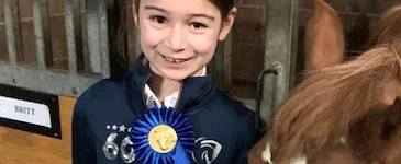 Emma Dijkman een van de finalisten Jeugdjournaalwedstrijd - foto van Emma met paard
