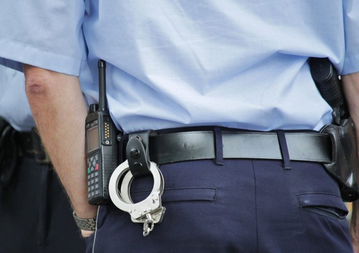 Een man ging tijdens zijn aanhouding op de Heuvelring vol in verzet, een agent kreeg hierbij een kopstoot in het gezicht.