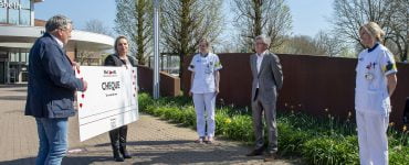 De cheque is niet alleen een cadeautje voor de thuiszorgmedewerkers, maar ook voor Tilburgse horeca. Het bedrag is namelijk gegeven in de vorm van cadeaubonnen. Deze kunnen worden ingewisseld bij lokale horecazaken.