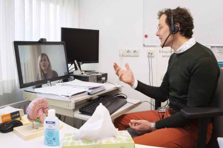 ETZ videoconsulten - foto van psychiater die belt via videoverbinding