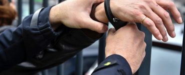 Een man ging tijdens zijn aanhouding op de Heuvelring vol in verzet, een agent kreeg hierbij een kopstoot in het gezicht.