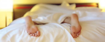 Twee mannen aangehouden - foto van man in bed