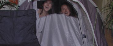 Deze meiden zijn 'tourist' en helemaal weg van de camping thuis. 'Tourist' Veerle Driessen en 'tourist' Pip Cloo dagen dan ook iedereen uit om lekker 'at home' in Tilburg op vakantie te gaan, en om dan hun vakantiefoto's te delen.