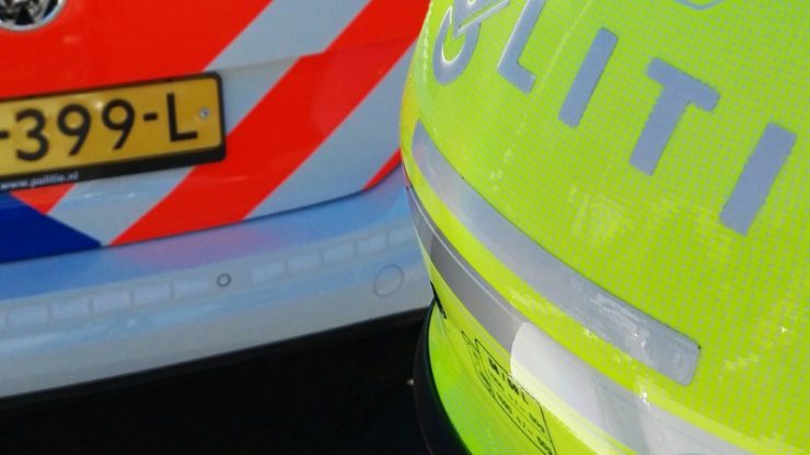 Volgens een getuige zou de inzittende van de auto die een botsing tegen een geparkeerde auto had veroorzaakt erna weg zijn gelopen. De getuige wist een duidelijke omschrijving van de man te geven, waarna agenten een man die voldeed aan het signalement aan hebben gehouden.