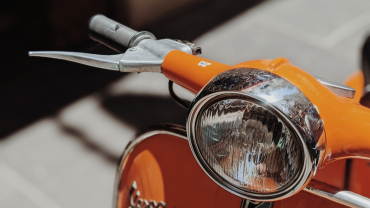 Maandag zien twee agenten rond 15.00 uur een scooter rijden met hoge snelheid. Zij rijden dan met hun voertuig een stukje fietspad op om de man aan te spreken. Maar de scooterrijder stuurt zijn scooter opzij, negeert rood licht en rijdt weg.