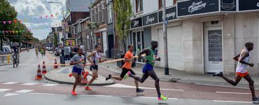 Hardlopers kunnen dit jaar meedoen aan de ‘Tilburg Ten Miles Challenge’. In hun eigen tijd en op hun eigen tempo kunnen de deelnemers de afstanden afleggen die ze normaal tijdens het evenement zouden lopen.