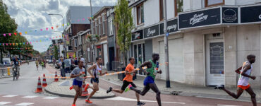 Hardlopers kunnen dit jaar meedoen aan de ‘Tilburg Ten Miles Challenge’. In hun eigen tijd en op hun eigen tempo kunnen de deelnemers de afstanden afleggen die ze normaal tijdens het evenement zouden lopen.
