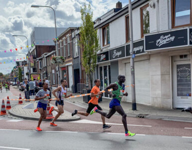 Hardlopers kunnen dit jaar meedoen aan de ‘Tilburg Ten Miles Challenge’. In hun eigen tijd en op hun eigen tempo kunnen de deelnemers de afstanden afleggen die ze normaal tijdens het evenement zouden lopen.