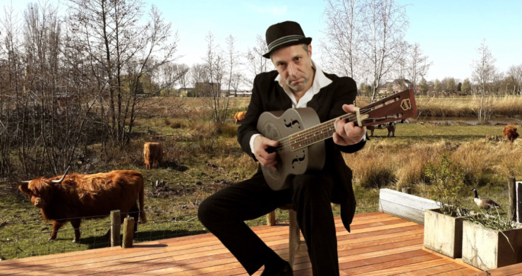 Heyhoef-Backstage ziet een plek op de veranda van Backyard Blues in de Dongevallei als de perfecte plek om de act van Big Bo gestalte te geven voor de stream van zondag 21 juni.