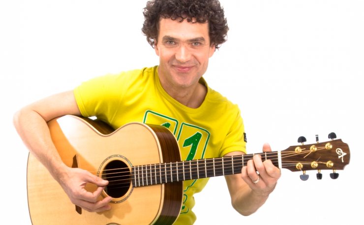 ‘Z’n leukste liedjes’ is een vrolijke voorstelling van Dirk Scheele vol met meezingers voor het grote en kleine kinderpubliek.