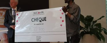 De cheque is niet alleen een cadeautje voor de thuiszorgmedewerkers, maar ook voor de Tilburgse horeca. Het bedrag is namelijk gegeven in de vorm van cadeaubonnen. Deze kunnen worden ingewisseld bij lokale horecazaken.