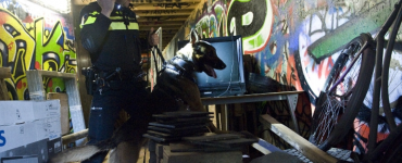 De politie ontving in de nacht van donderdag op vrijdag een melding van een inbraak bij een metaalhandel. Meerdere eenheden daarop gingen naar de genoemde locatie.