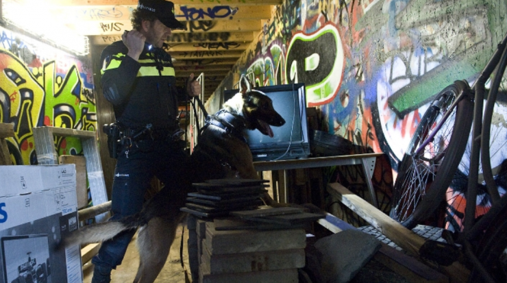 De politie ontving in de nacht van donderdag op vrijdag een melding van een inbraak bij een metaalhandel. Meerdere eenheden daarop gingen naar de genoemde locatie.