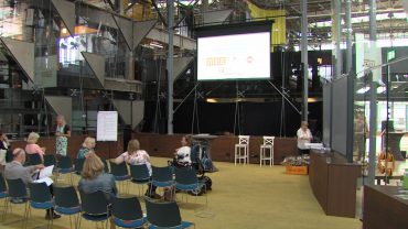 Een groep vrijwilligers wordt klaargestoomd als meedenker om mensen te helpen bij het regelen van ondersteuning voor zorg, wonen, werk en opvoeding. Tijdens hun werk krijgen de meedenkers te maken met meerdere wetten en organisaties.