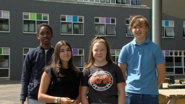 De scholieren van 2College Durendael Pepyn, Bianca, Imke en Richard kunnen hun geluk niet op nu ze de titel Junior Company van het Jaar winnen. Ze kwamen in aanraking met deze competitie via het vak ‘ondernemerschap’, waar ze tips en tricks over ondernemerschap kregen.