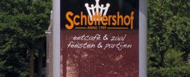 Een filmpje van de polonaise in het café staat op internet en is al ruim 270.000 keer bekeken.