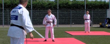 De sportverenigingen in de stad zijn weer open. Ze heten je dan ook ten langen leste van harte welkom, zoals op de tennisbaan of de judomat.