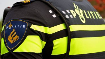 De politie kreeg dinsdagmiddag een melding dat een winkeldievegge was betrapt in een supermarkt op het Frans van Spaendonckplein. Ze zou door het lint zijn gegaan.