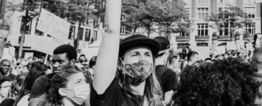 De directe aanleiding van de demonstratie in Tilburg is de dood van George Floyd. De Amerikaan kwam door politiegeweld om het leven.