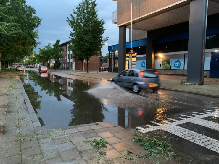 Ook locatie TweeSteden van het ETZ ondervond wateroverlast door het noodweer, want zowel in de kelder als op de begane grond liep water de gang in.