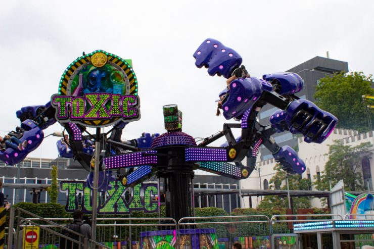 De Toxic bij de start van de Tilburgse Vakantiekermis.