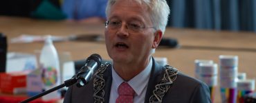 Volgens burgemeester Theo Weterings ontkomen we er niet aan dat er strengere coronamaatregelen komen. In de talkshow KRAAK. laat hij weten dat hij er rekening mee houdt dat de scholen opnieuw gaan sluiten.