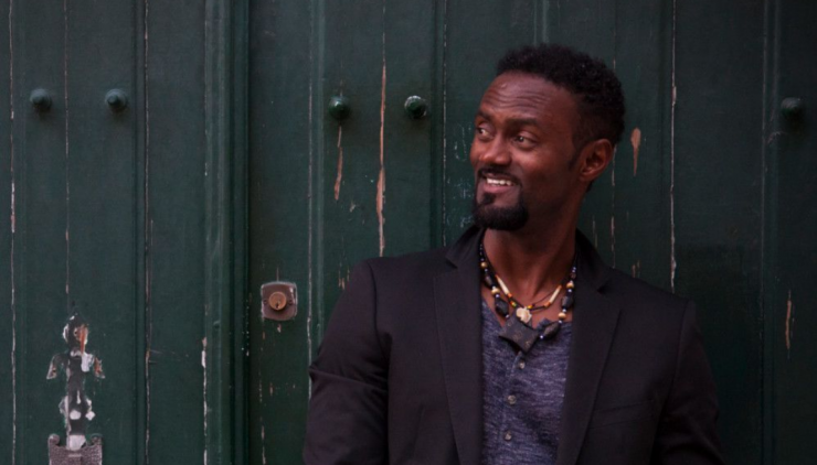 De zanger en multi-instrumentalist Miroca Paris uit Kaapverdië, een eilandengroep voor de westkust van Afrika, speelde jarenlang over heel de wereld. En op vrijdag 24 juli staat hij op het podium buiten bij Theaters Tilburg.