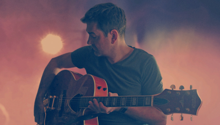 De zanger en muzikant Paul de Munnik wil graag iets van het contact dat we in deze tijden missen herstellen in een intieme setting. Daar wil hij solo met zijn liedjes live weer wat verbinding leggen.