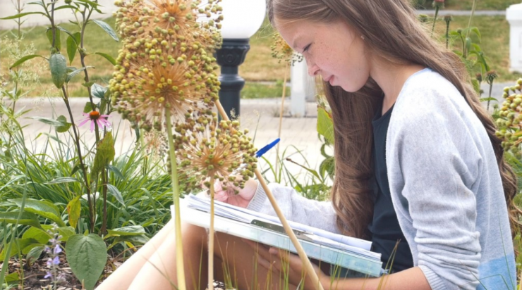 Vincents Tekenlokaal heeft al meer lessen gegeven in de buitenlucht en dat bevalt ze naar eigen zeggen goed. Buiten botanisch tekenen is een goede oplossing nu het door corona moeilijk is om binnen workshops te geven en te volgen.