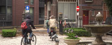 Drie groepen van dertig man publiek reden bij ‘Beethoven op de fiets’ per fiets door Tilburg. Op drie locaties genoten zij van kleinschalige concerten waar muziek van Beethoven ten gehore werd gebracht.