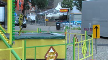 Aan de attracties is niks af te zien, die zijn nog steeds dezelfde als in december was aangegeven. Dat laat kermisorganisator Jopie Oudsen weten. Het is voor de exploitanten wel wennen: “Het is nieuw en onwennig met de nieuwe regels en richtlijnen voor de attracties. Onwennig bij zowel de horeca als de kermis in Moergestel.”