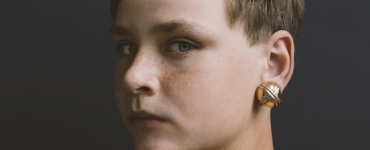 De puurheid, de hoop en de fantasie van het kind staat volgens theatergroep ‘het zuid land’ altijd op het spel. In ‘reindier’ speelt de groep in de eerste plaats met de grens tussen fantasie en werkelijkheid, tussen kind en volwassen worden.