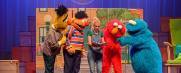 Koekiemonster, Elmo, Tommie en Bert & Ernie beleven de vrolijkste avonturen in de musical Sesamstraat Live.