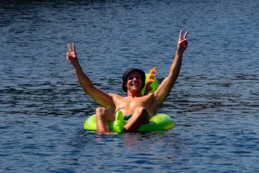 Ook bij temperaturen als die van de afgelopen dagen is het zo te zien goed toeven bij het water. En wie wil er nog afkoelen aan, in, of op de Piushaven?