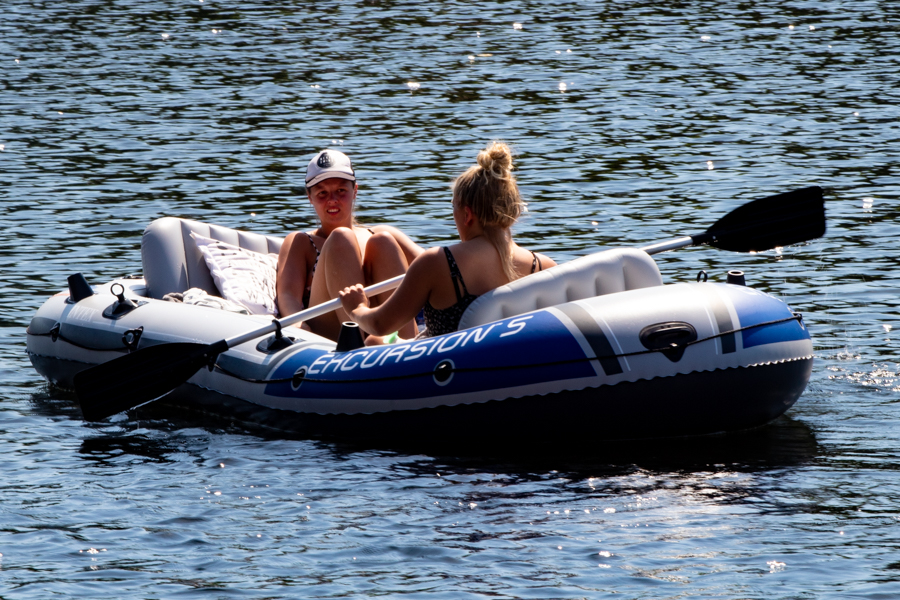 Ook bij temperaturen als die van de afgelopen dagen is het zo te zien goed toeven bij het water. En wie wil er nog afkoelen aan, in, of op de Piushaven?