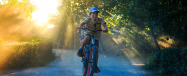 De scholier Gio Cruz uit Amstelveen fietste zaterdag na sluitingstijd onder toeziend oog van onder andere de giraffen, leeuwen en de jachtluipaarden in een uur tijd zo veel mogelijk rondjes langs het parcours over de wandelpaden van Safaripark Beekse Bergen. De teller stond die avond voor hem op 1135 euro.