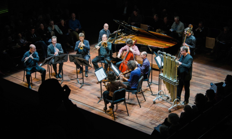 Het Ives Ensemble speelt historische muziek van onze tijd. Muziek dus die we in de toekomst wellicht zullen waarderen als ons cultureel erfgoed. Met de eigenzinnige Amerikaanse componist Charles Ives als naamgever zoekt het ensemble dan ook steeds naar verrassende muziek.