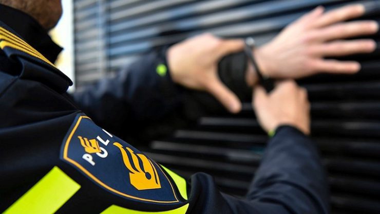 Twee bikers belast met horecatoezicht zagen zondag een hen bekende man die verslaafd is aan harddrugs al bellend lopen. Ze zagen toen dat hij kort contact had met een andere man. Ze besloten hem dus te controleren. Hij had net een van de twee mannen gebeld die zouden worden aangehouden voor het dealen van drugs.