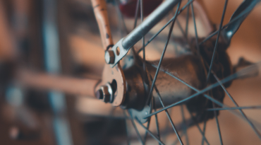 Ad Nouwens van get Schrijversatelier zet zijn gedachten uiteen in De fiets