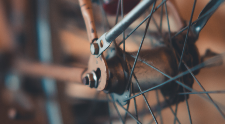 Ad Nouwens van get Schrijversatelier zet zijn gedachten uiteen in De fiets
