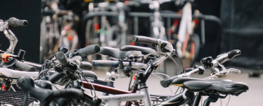 Een man en een vrouw zijn aangehouden omdat in de berging van de woning van de vrouw minstens twee gestolen fietsen bleken te staan.