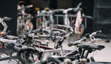 Een man en een vrouw zijn aangehouden omdat in de berging van de woning van de vrouw minstens twee gestolen fietsen bleken te staan.