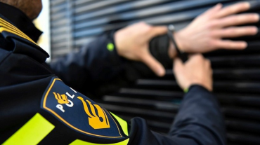 Twee jongens zijn ingesloten op verdenking van zware mishandeling die plaatsvond aan de Spoordijk, en worden woensdag gehoord. Maar de politie is nog op zoek naar een derde verdachte.