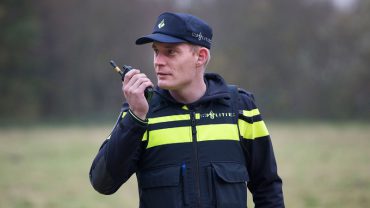 Een woning aan de Djatistraat in Tilburg-West is overvallen. Meerdere daders zijn na de overval te voet gevlucht en het is nog onbekend of er iets buit is gemaakt.